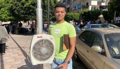 طالب ثانوية عامة يدخل الامتحان بمروحة في بورسعيد: “علشان أعرف أركز”